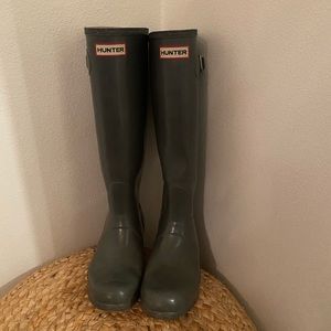 Gray Hunter boots and 2 pairs of socks size M